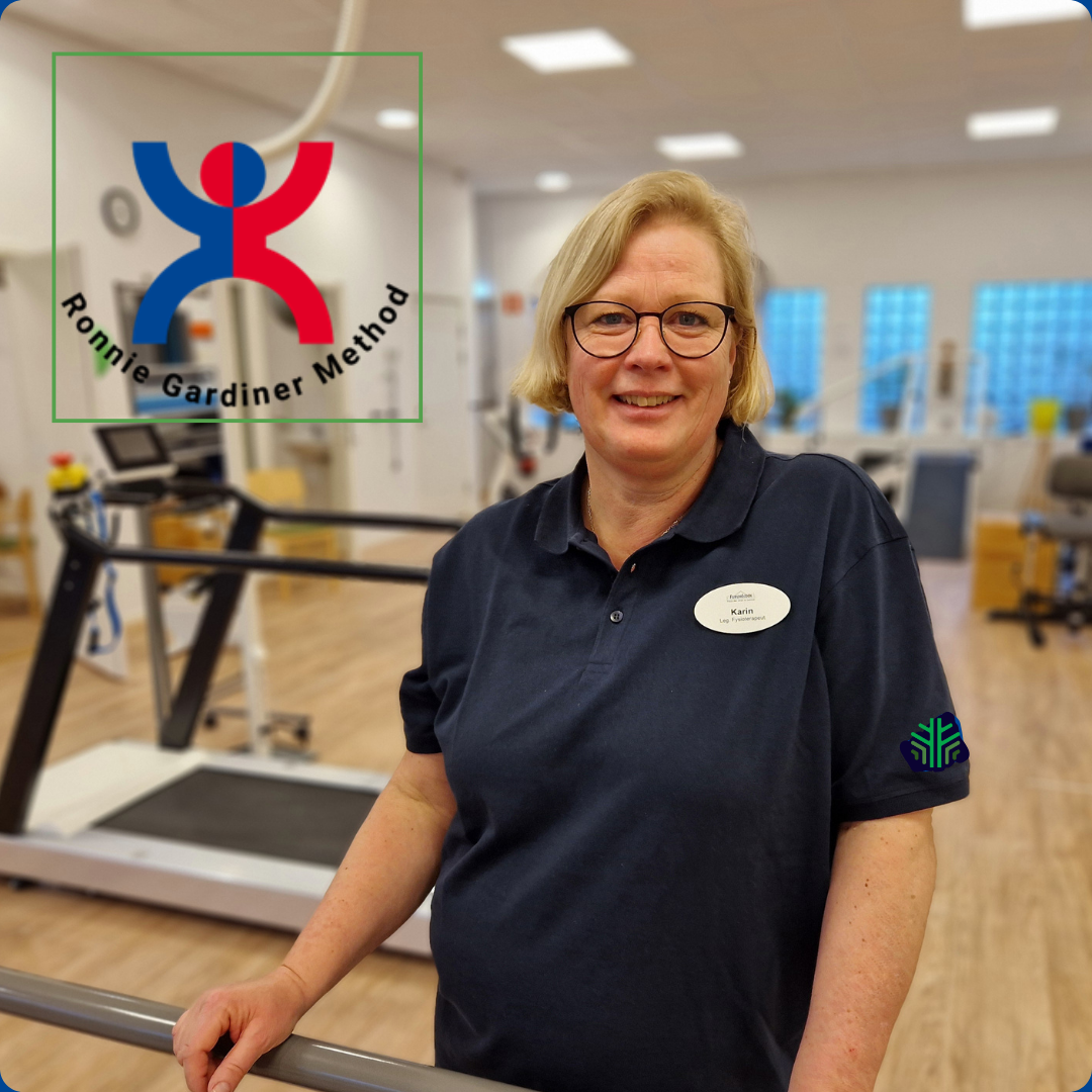 Fysioterapeut Karin ler in i kameran.